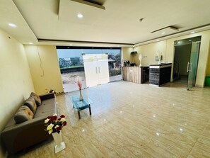 A spacious lobby with a reception desk, a sofa, and a coffee table. - Hotel O Manglam Hotel (Lucknow)
