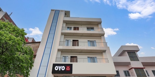 A multi-story hotel building with a sign for 'OYO Hotel Mangalam.' - Hotel O Manglam Hotel (Lucknow)