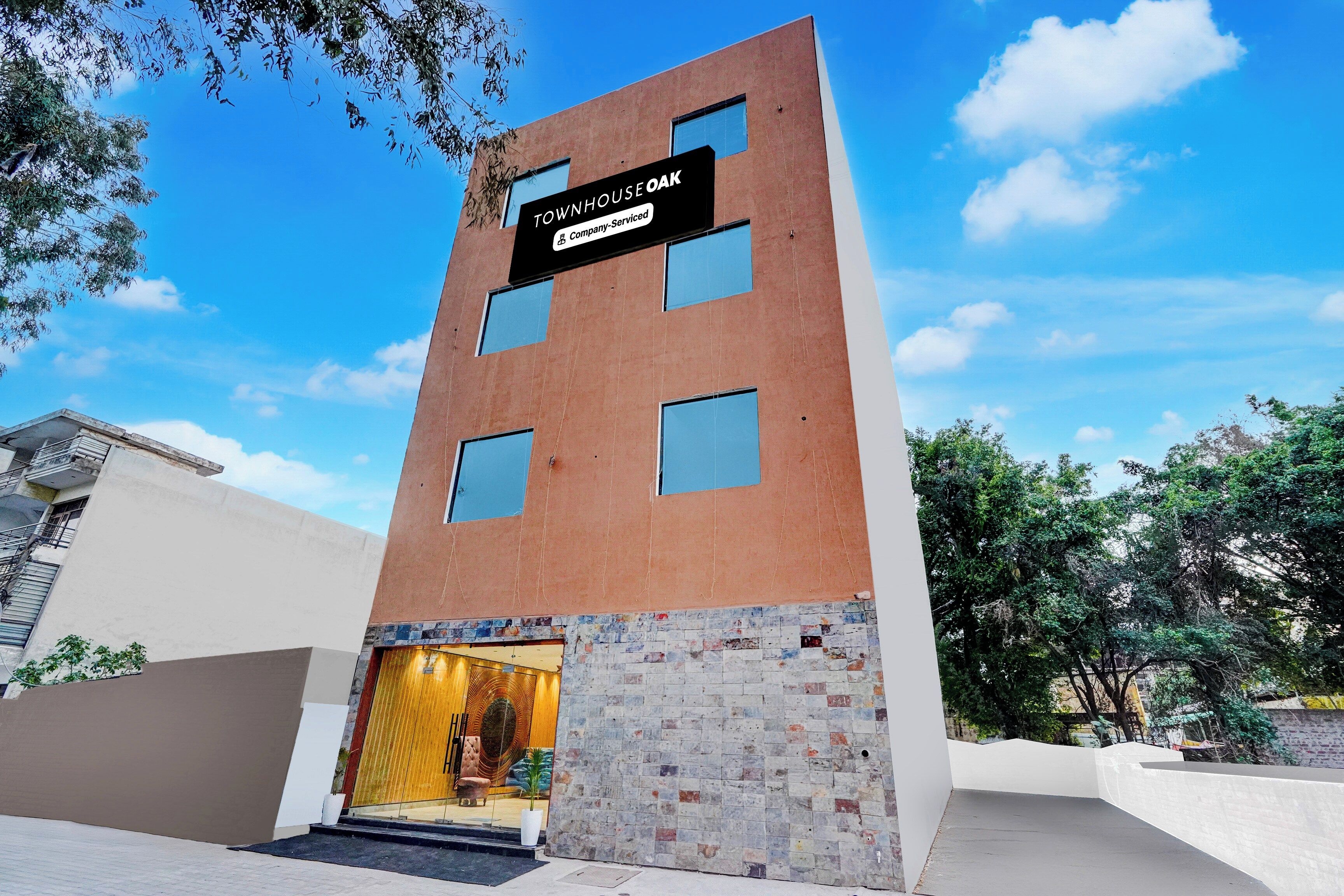 Un edificio moderno con un cartel que indica que cuenta con servicios de una empresa.