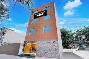Un edificio moderno con un cartel que indica que cuenta con servicios de una empresa.