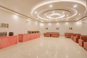 A reception area with a counter, seating, and a modern ceiling design. - Townhouse Oak Phase 13 Varanasi (Varanasi)