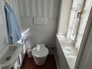 Ein kleines Badezimmer mit Toilette, Bidet und Waschbecken.