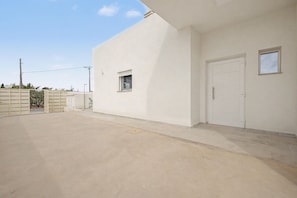 A building with a white exterior, a door, and a small window. - Lo Freixer Holiday Home — pool, tranquility, and the river steps away in Deltebre (Deltebre)