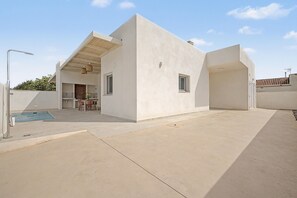 A modern house with a swimming pool, a patio, and a covered outdoor seating area. - Lo Freixer Holiday Home — pool, tranquility, and the river steps away in Deltebre (Deltebre)