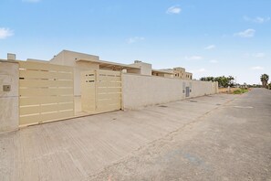 A gated residential area with concrete walls and a paved road. - Holiday Home 'Lo Tamariu' with Private Pool, Wi-Fi and Air Conditioning (Deltebre)