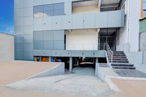 Un edificio de varios niveles con una escalera que conduce a un piso superior.