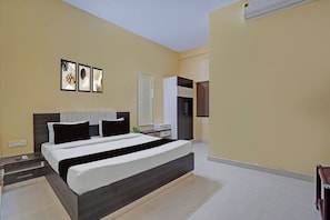 Un dormitorio moderno con una cama grande, mesitas de noche, un armario y un espejo.