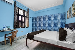 A hotel room with a bed, a desk, a chair, and a window with curtains. - Collection O JECC Jaipur (Jaipur)
