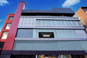 Un edificio moderno con un letrero que dice 'TOWNHOUSE Company Serviced'.