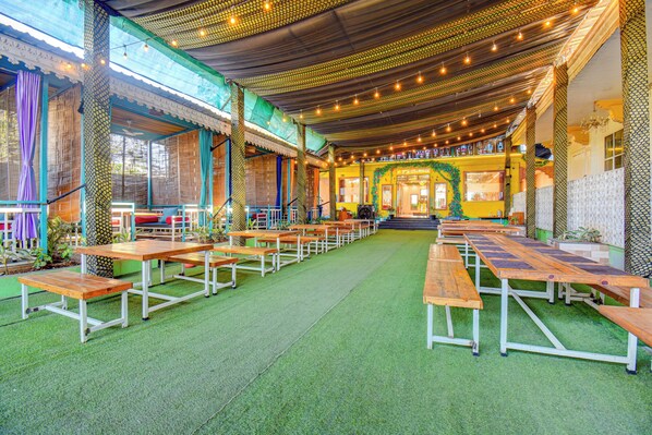 Outdoor dining - Super Collection O MIT Alandi (Pune)