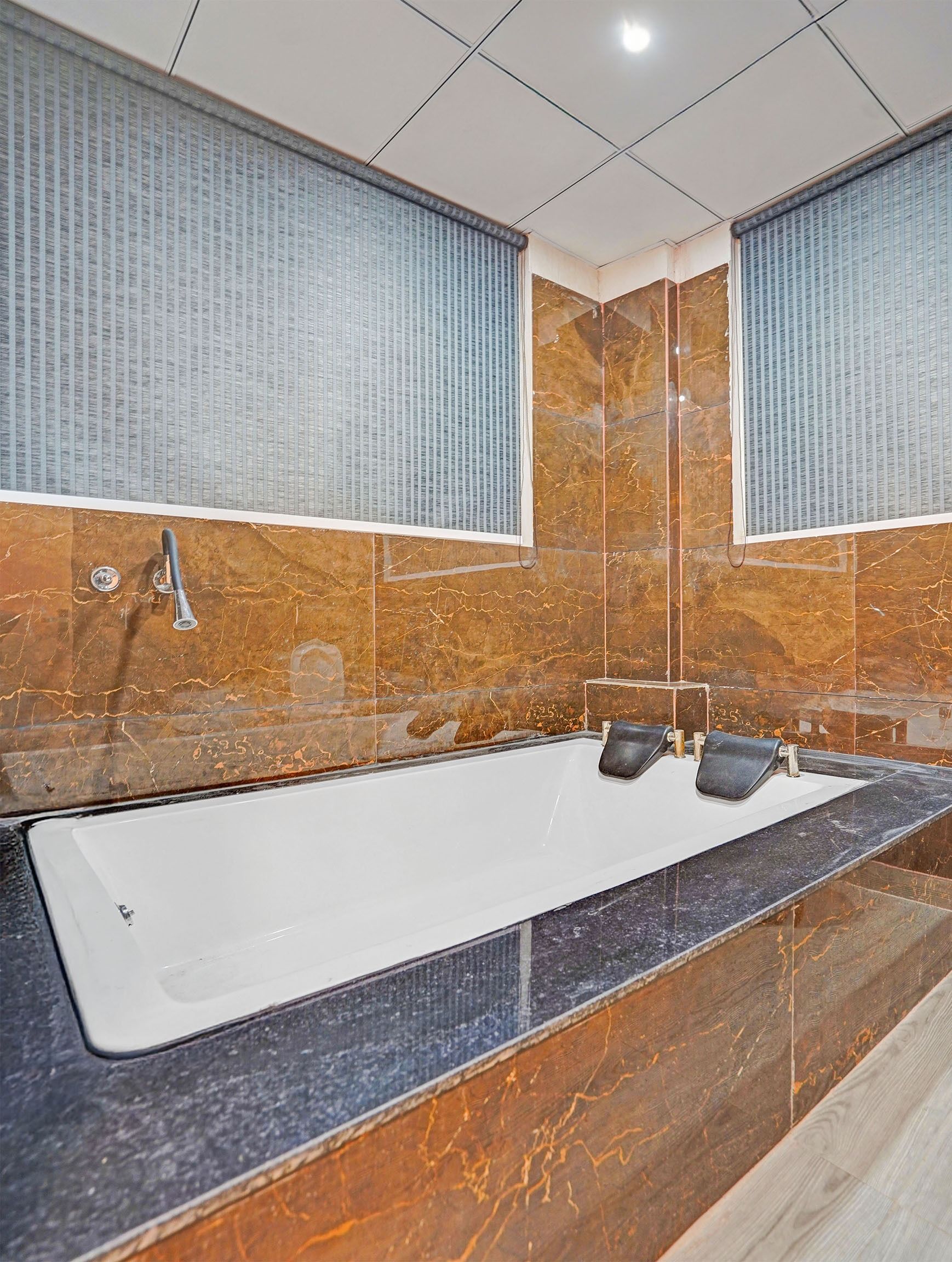 Un baño moderno con una bañera grande, un espejo y un tocador con lavabo.