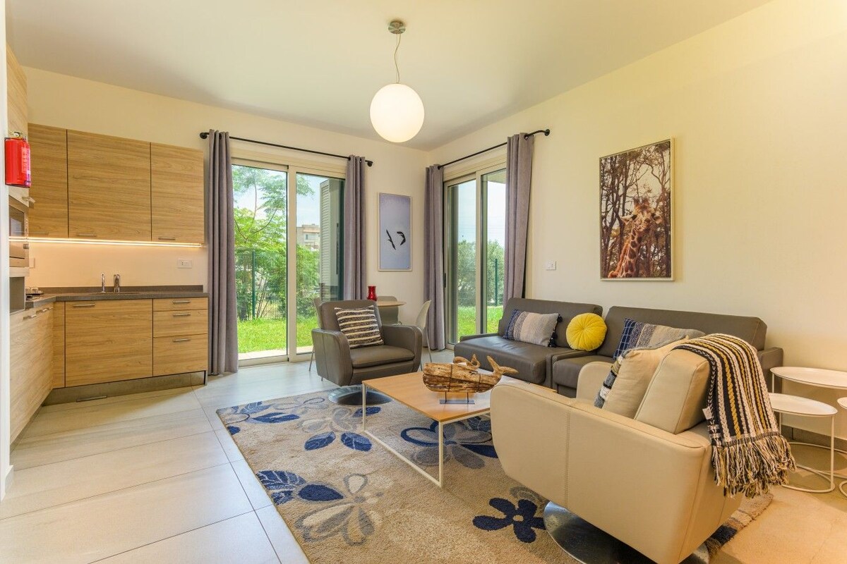 Una sala de estar moderna con sofá, mesa de centro y chimenea.