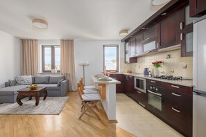 A modern apartment with a living room, dining area, and kitchen. - Urban Oasis with Balcony near Zoo (Warszawa)