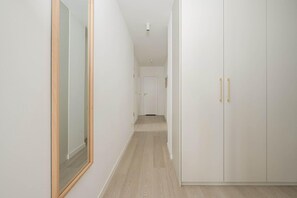 Landing - Large Flat with Courtyard (Warszawa)