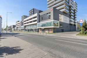 Um edifício moderno de vários andares com telhado plano, janelas amplas e uma placa indicando um spa.