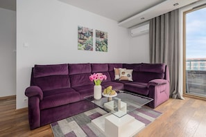 Living Room - Cozy Apartment with Skyline View (Warszawa)