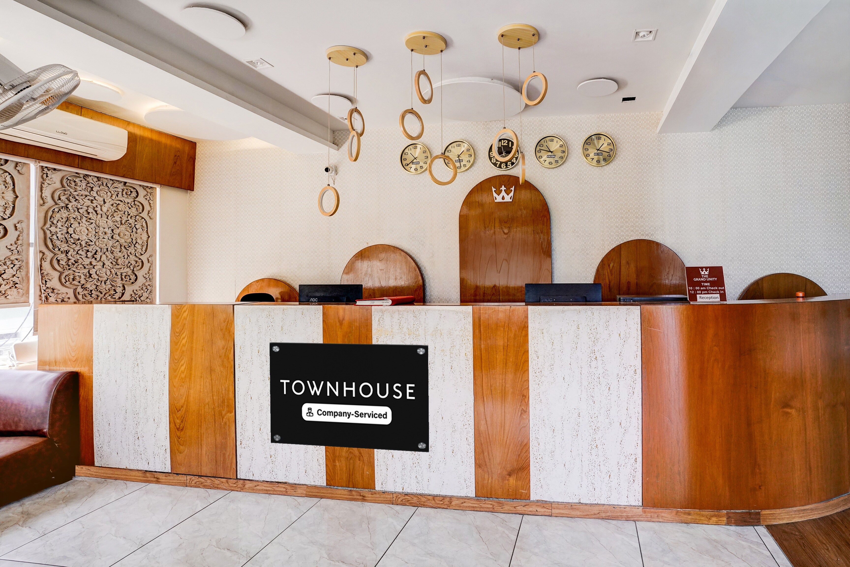 Una mesa de recepción con un cartel que dice 'TOWNHOUSE Company-Serviced'.