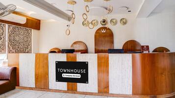 Una mesa de recepción con un cartel que dice 'TOWNHOUSE Company-Serviced'.