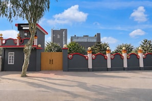 A gated property with a sign reading 'TOWNHOUSES & Company Senior'. - Super OYO Townhouse Deva Road Lucknow (Lucknow)