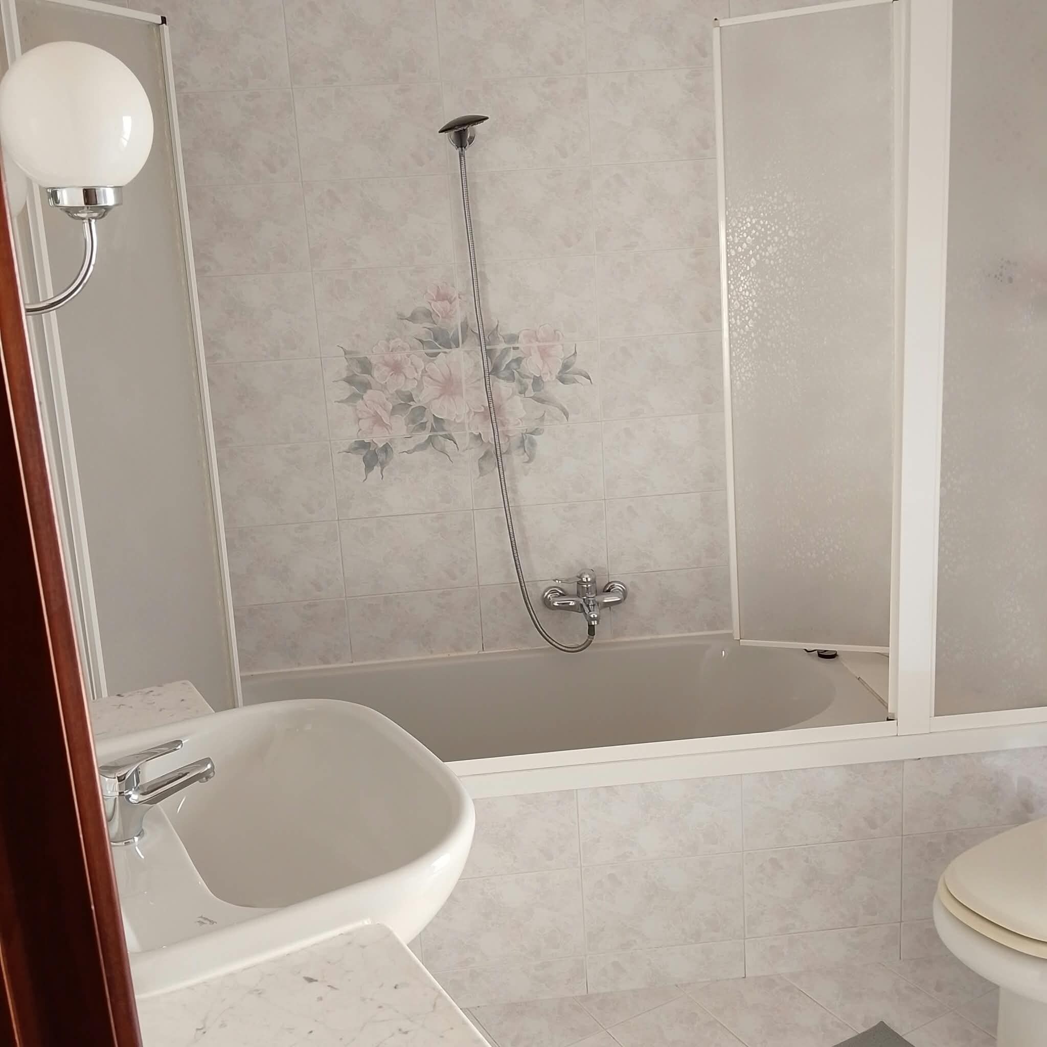 Ein Badezimmer mit einer Badewanne, einer Dusche und einem Waschbecken.