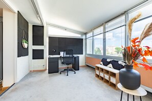 A modern office space with a desk, office chair, and a bookshelf. - My Babylone - Climatisé avec parking privé (Toulouse)