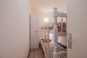 A narrow hallway with a bunk bed and a white wardrobe. - Launa - 2 min à pied de la mer (Roquebrune-sur-Argens)