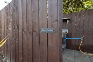 Cercado de madeira com uma placa que diz 'Washing Facilities'.