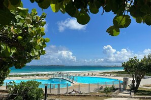 A swimming pool with a view of the beach and ocean. - New Listing (Saint-Martin)