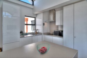 Private kitchen - Charming 2-bedroom apartment in Big Bay near top spots (Cape Town)