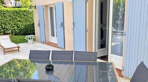 Outdoor dining - New Listing (Mallemort)
