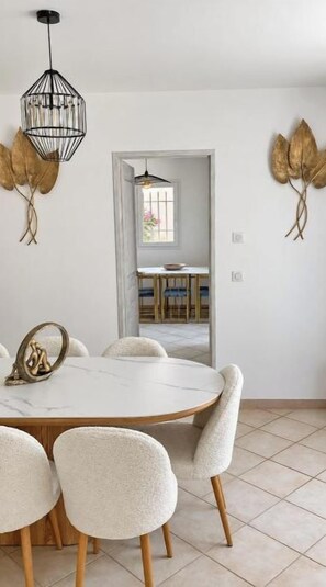 Dining - New Listing (Mallemort)
