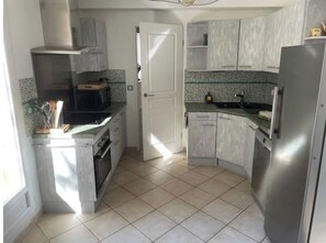 Private kitchen - New Listing (Mallemort)
