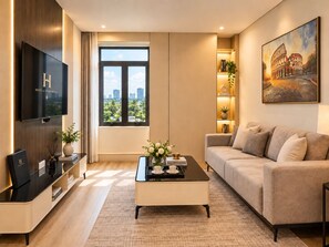 Una sala de estar moderna con un televisor de pantalla plana, un sofá, una mesa de centro y una estantería.