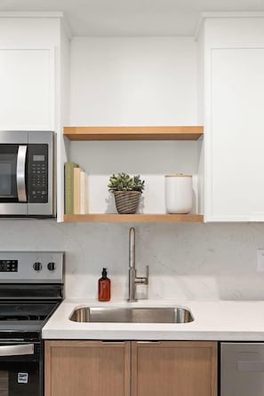 Private kitchen - Modern Stay Near Downtown Houston (Houston)