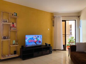 Living area - Cozy Modern 1BRApartment with Pool, Parking and Gym (Nairobi)