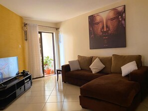 Living area - Cozy Modern 1BRApartment with Pool, Parking and Gym (Nairobi)