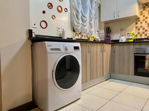 Private kitchen - Cozy Modern 1BRApartment with Pool, Parking and Gym (Nairobi)