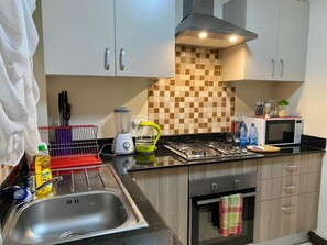 Private kitchen - Cozy Modern 1BRApartment with Pool, Parking and Gym (Nairobi)