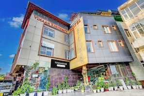 Un edificio moderno con un letrero que dice 'VIAHAN RESIDENCY' y la etiqueta 'TOWNHOUSE', indicando un complejo residencial.