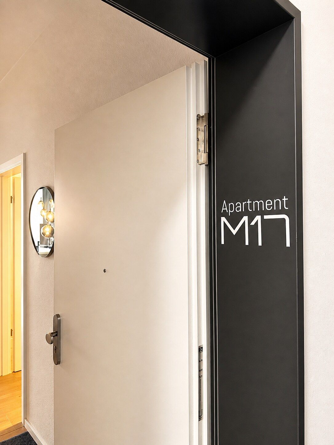 Een deur met een bord waarop 'Appartement M17' staat.