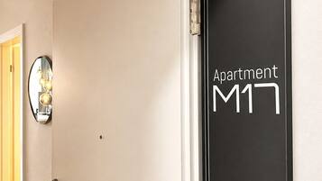 Een deur met een bord waarop 'Appartement M17' staat.
