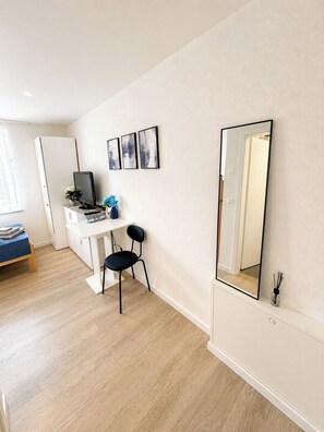 A room with a desk, chair, and a large mirror. - STAY | Ruhig für 1 · 300 m zum See · Parkplatz (Friedrichshafen)