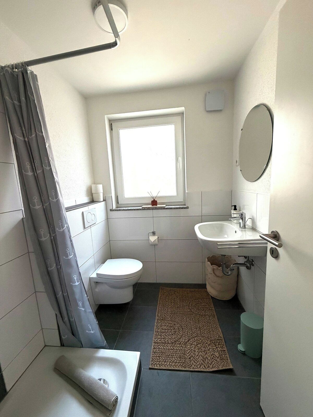 Ein kleines Badezimmer mit Toilette, Waschbecken und Duschbereich.
