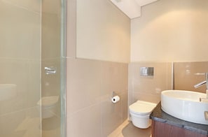 Bathroom - Fabulous 2-bedroom apartment in Eden on the Bay near top attractions (Cape Town)