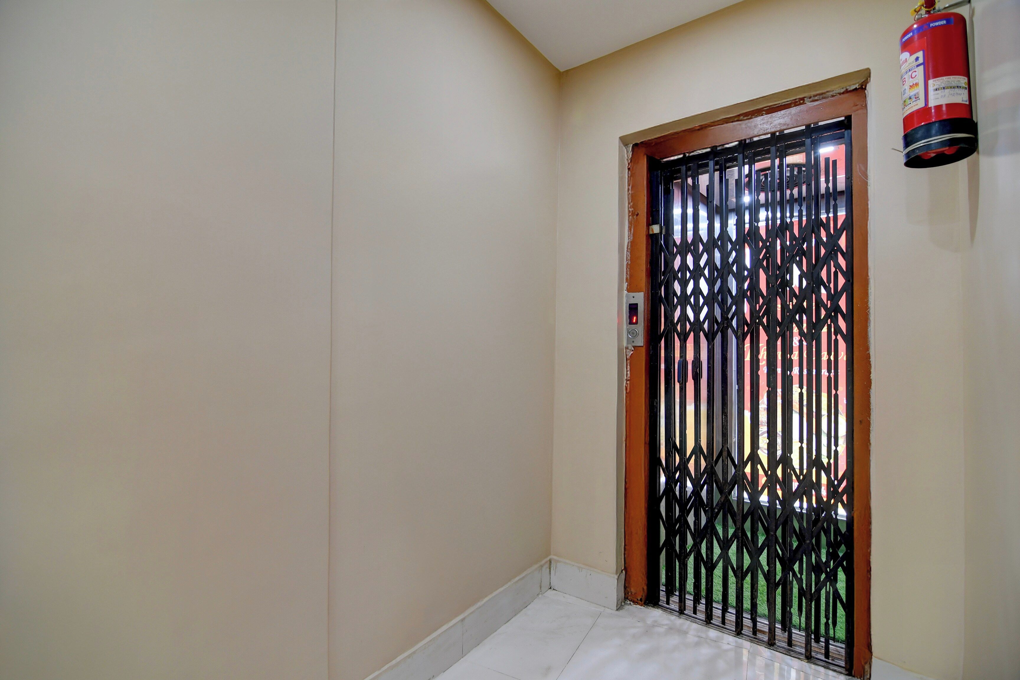 Una habitación con una puerta que tiene una reja de seguridad metálica.