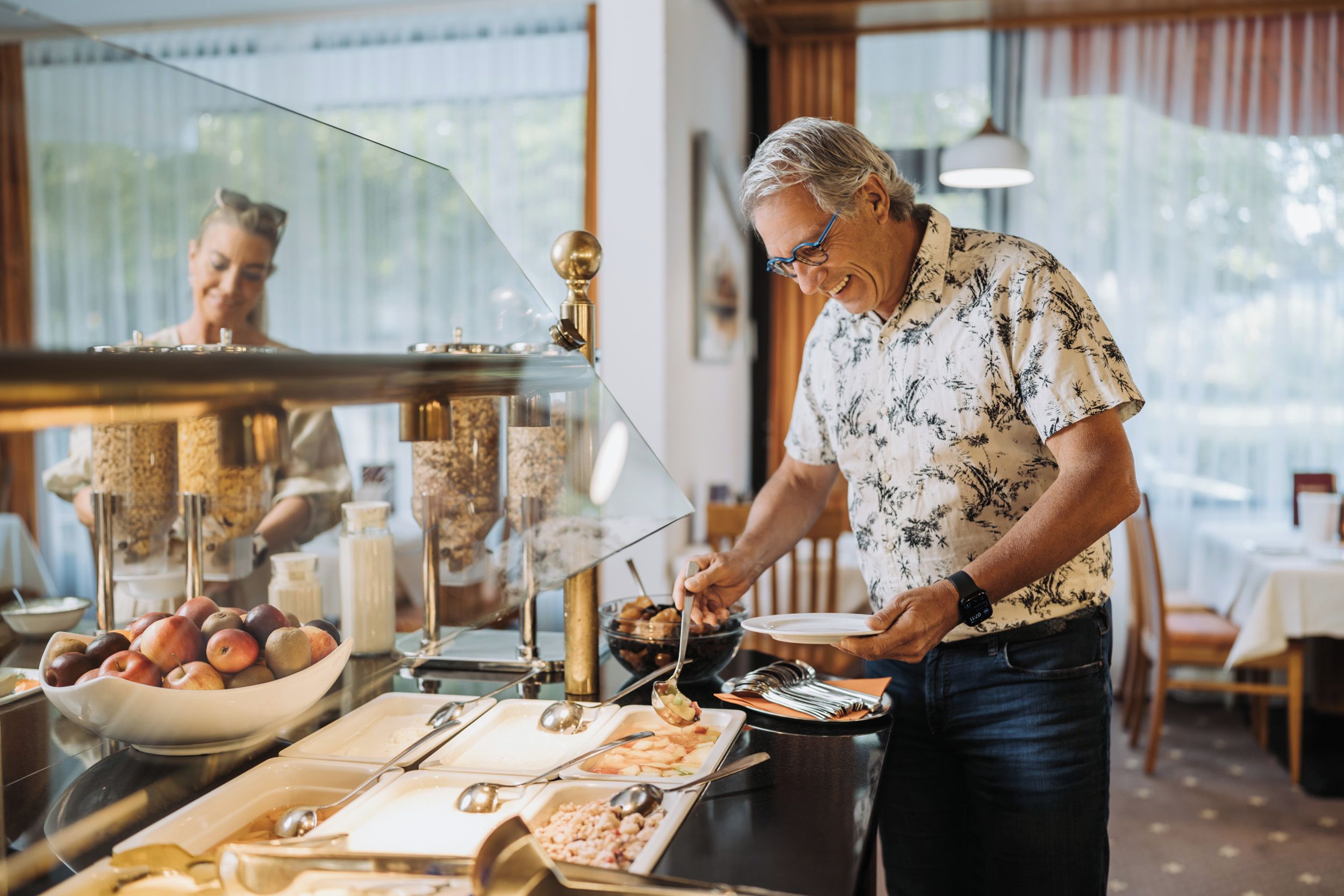 Una mesa de buffet con diversos alimentos y utensilios.