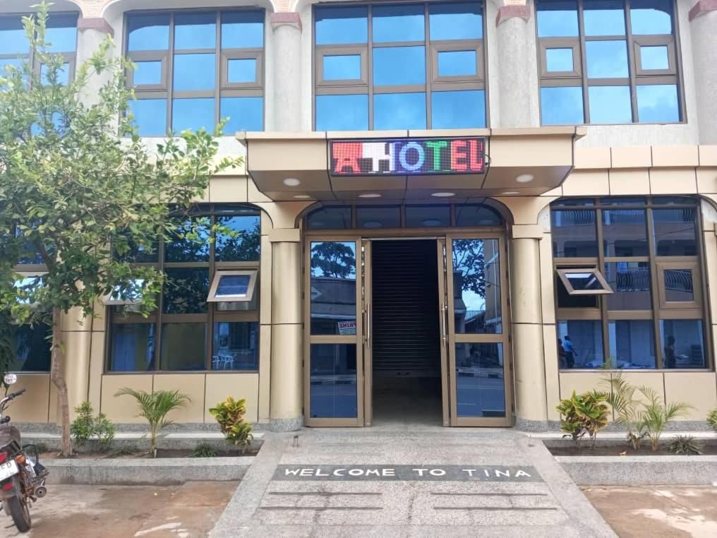 L’entrée d’un hôtel, avec une enseigne indiquant « HÔTEL » au-dessus des portes.
