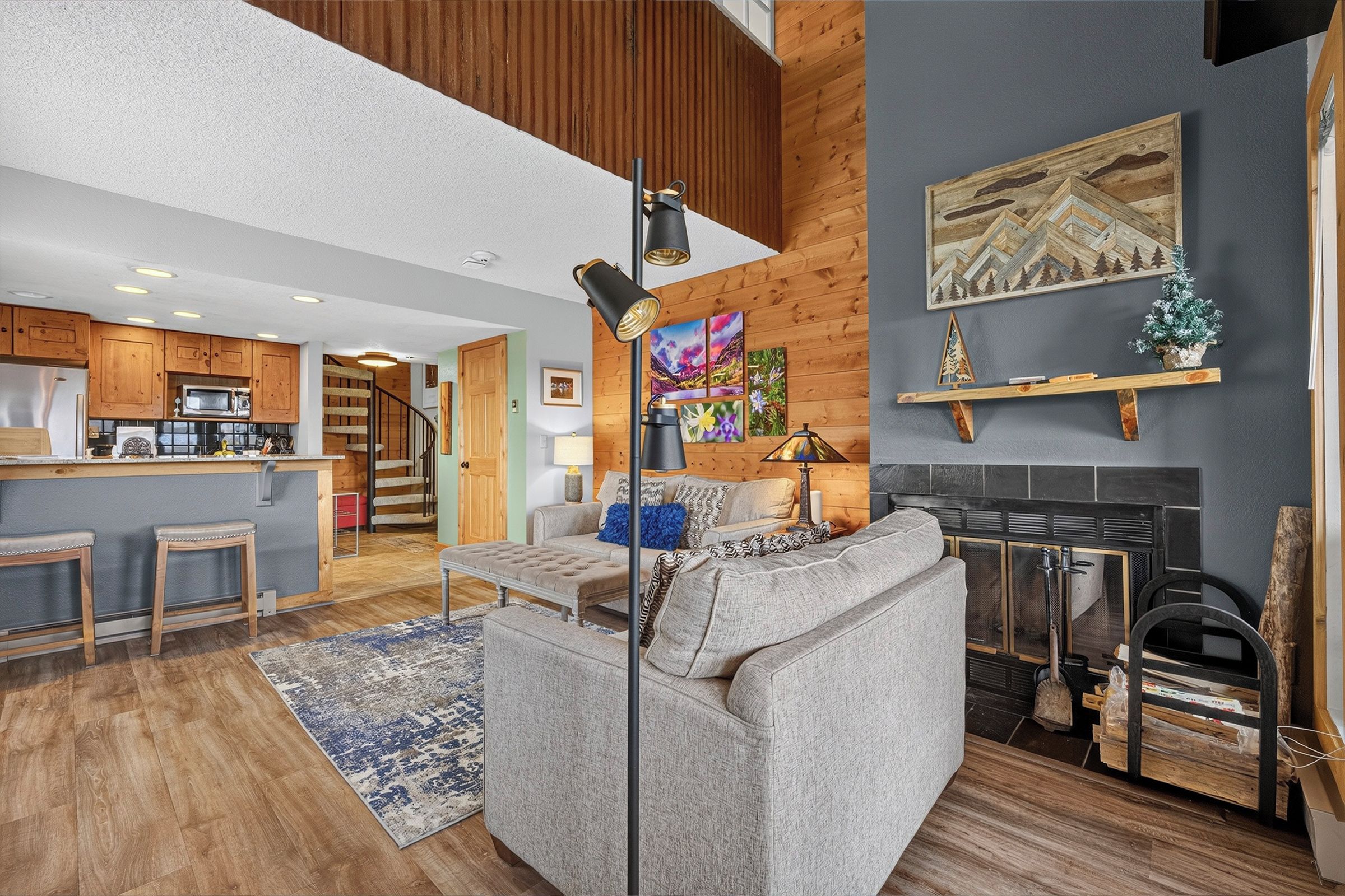 Una sala de estar moderna con un sofá, una mesa de centro y una chimenea.