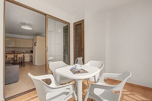 Eine moderne Küche mit Schränken, einem Kühlschrank und einer Kaffeemaschine.