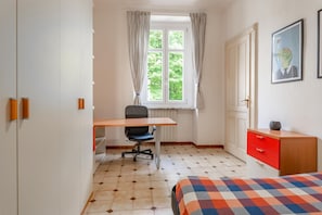Room - In the vibrant heart of Turin, this flat is all about atmosphere: a spacious, light-filled living room with a fully equipped kitchen, two double bedrooms, a sofa bed and two balconies (one overlooking Largo Montebello, the other a more intimate internal  (Torino)